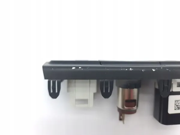 Tomada USB Hyundai i20 OEM 96125Q0120 - Usado image 5