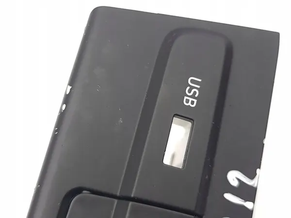 Tomada USB Hyundai i20 OEM 96125Q0120 - Usado image 7