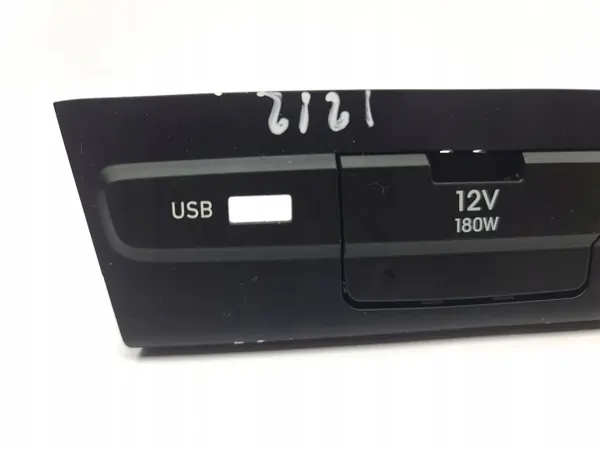 Tomada USB Hyundai i20 OEM 96125Q0120 - Usado image 9