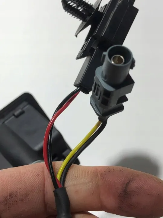 Asa de maletero OEM 3C9827566 con cámara - Usado image 3