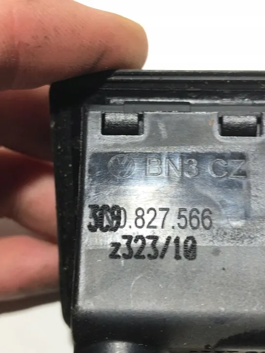 Asa de maletero OEM 3C9827566 con cámara - Usado image 4
