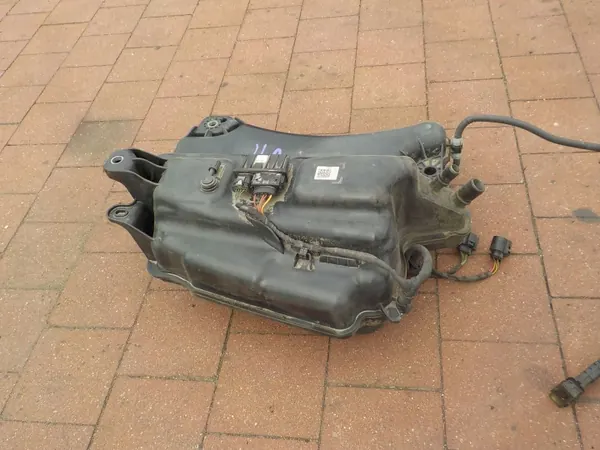 Depósito & Bomba AdBlue VW Golf VII OEM 5Q0131877F 5Q0131969E image 3