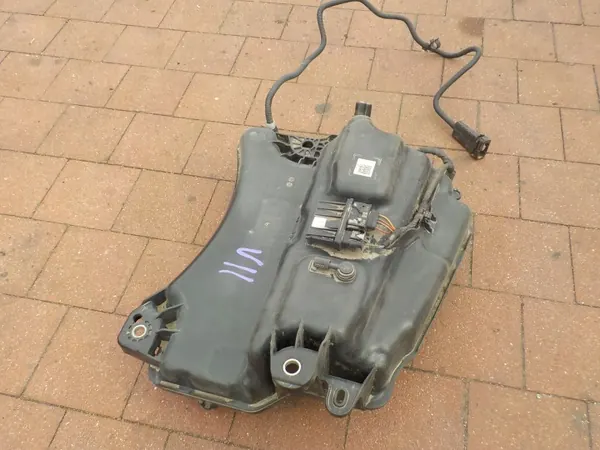 Depósito & Bomba AdBlue VW Golf VII OEM 5Q0131877F 5Q0131969E image 4