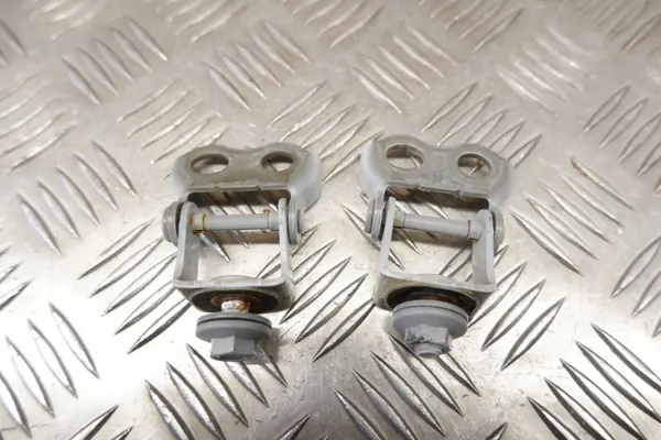 OEM 688010D390 Takaluukun saranat Toyota Yaris image 3