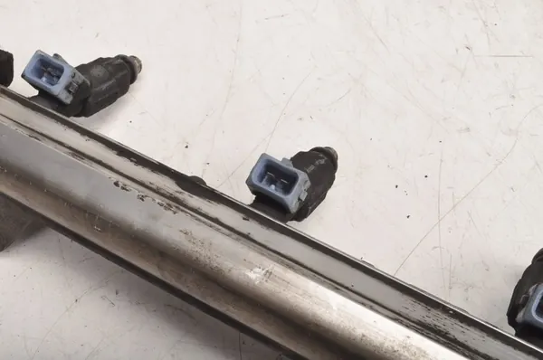 VOLVO V70 II 2.4 Rampe d'injection 0280155830 image 2