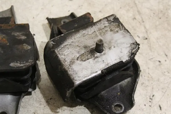 Moottorin tuki Subaru Impreza II GD WRX 2.0T OEM 41022AA080 image 3