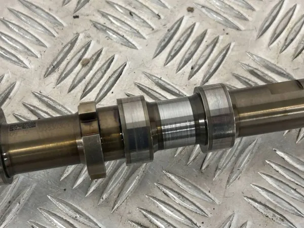Árbol de levas Maserati Levante OEM 296888 - Usado image 10