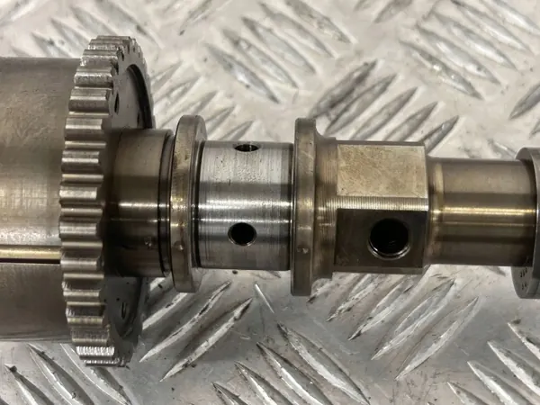 Árbol de levas Maserati Levante OEM 296888 - Usado image 3