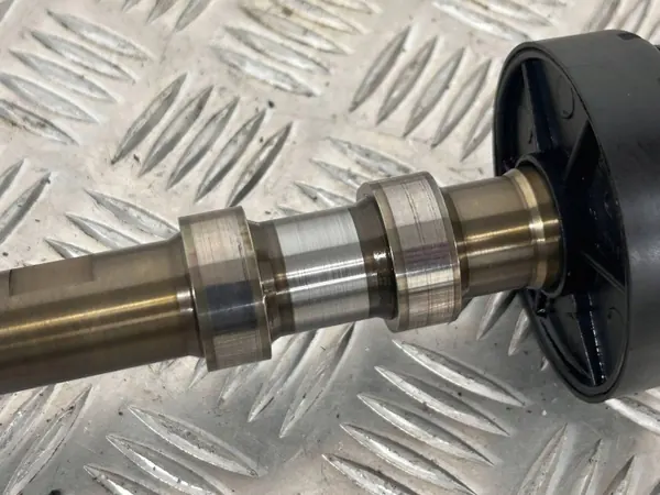 Árbol de levas Maserati Levante OEM 296888 - Usado image 6
