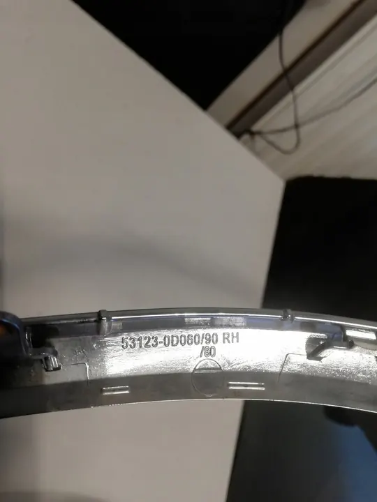 Yaris III etupuskuri kromi lista oikea 14-17 A53123-0D060 image 4