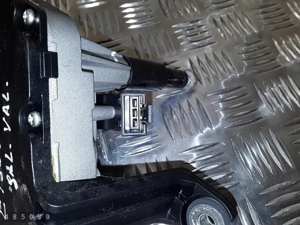 Opel Zafira C vindrutemotor OEM 13256923 - Begagnad image 3