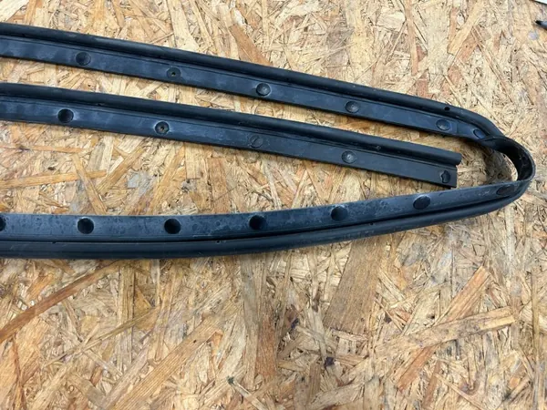 Jeep Cherokee motorkapdichting OEM 68103103AA - Gebruikt image 3