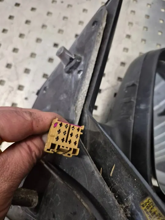 Oikea Ovipeili VW T5 03-15 7H1857502 image 2