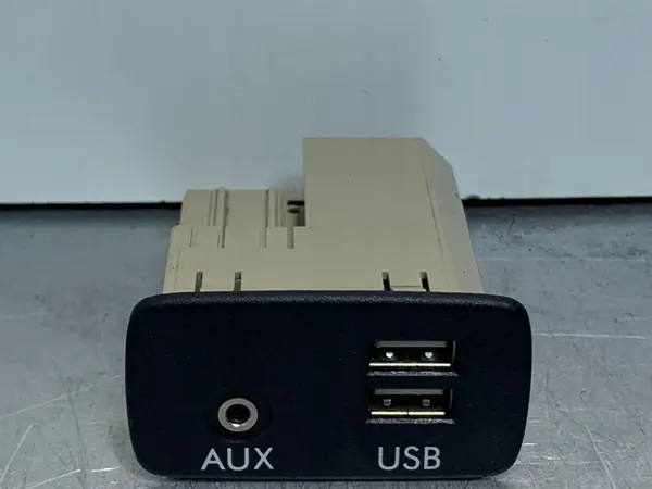 Prise USB Toyota Prius OEM 86257AL200 - Occasion image 2