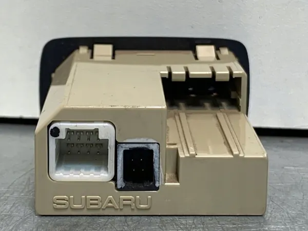 Prise USB Toyota Prius OEM 86257AL200 - Occasion image 3