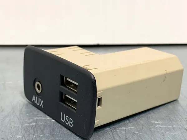 Prise USB Toyota Prius OEM 86257AL200 - Occasion image 4