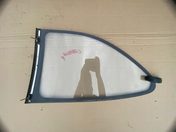 Ventana lateral trasera derecha abatible OEM Toyota Corolla VII image 3