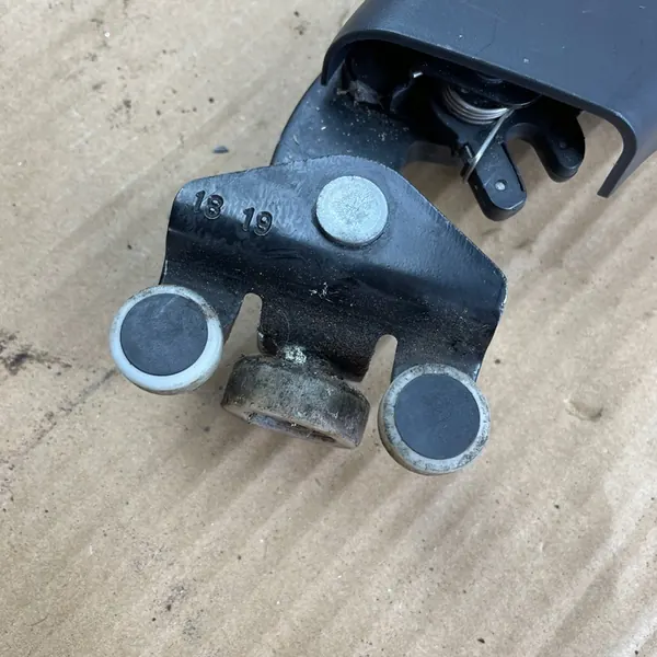 Right Sliding Door Roller Mercedes V-Class W447 A4477600747 image 5