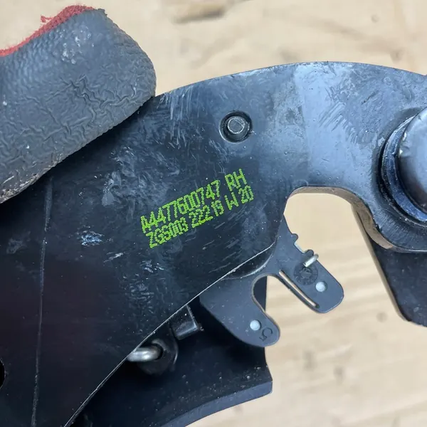 Right Sliding Door Roller Mercedes V-Class W447 A4477600747 image 8