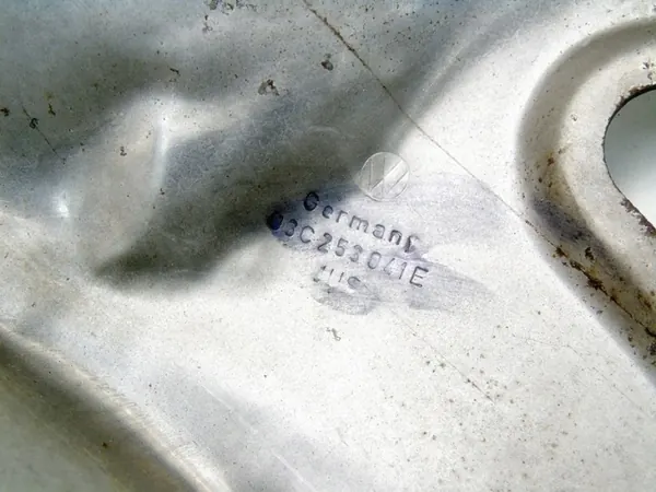 Auspuffkrümmerabdeckung OEM 03C253041E - Gebraucht image 6