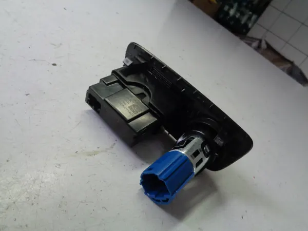 Enchufes USB OEM 575035954 para Audi Q3 II image 3