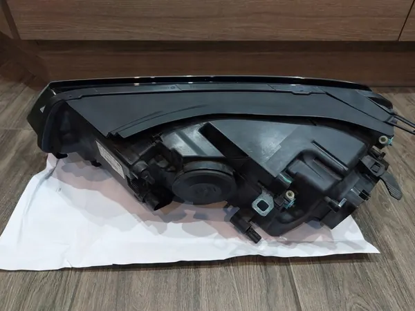 Farol Direito VW Touareg 7P1941006 image 3