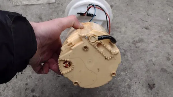 Mercedes bränslepump OEM A2124701094 - Begagnad image 3