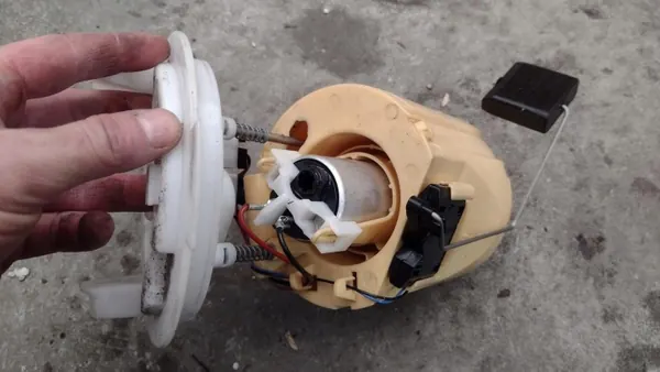Mercedes bränslepump OEM A2124701094 - Begagnad image 5