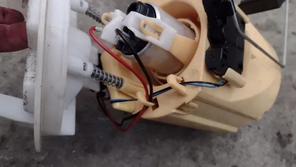 Mercedes bränslepump OEM A2124701094 - Begagnad image 7