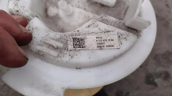 Mercedes bränslepump OEM A2124701094 - Begagnad image 8