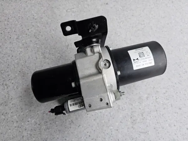 Hydraulpump framaxel lyft MC20 Maserati OEM 0670172681 image 2