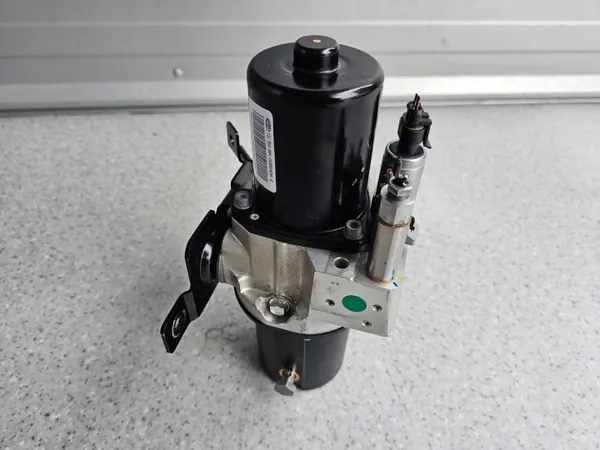 Hydraulpump framaxel lyft MC20 Maserati OEM 0670172681 image 3