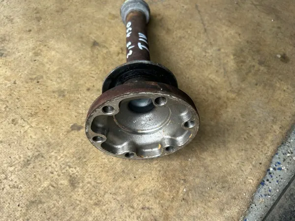 VW T4 2.5 TDI Drivaxel Stöd 02G409356B image 2