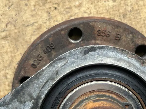 VW T4 2.5 TDI Drivaxel Stöd 02G409356B image 3