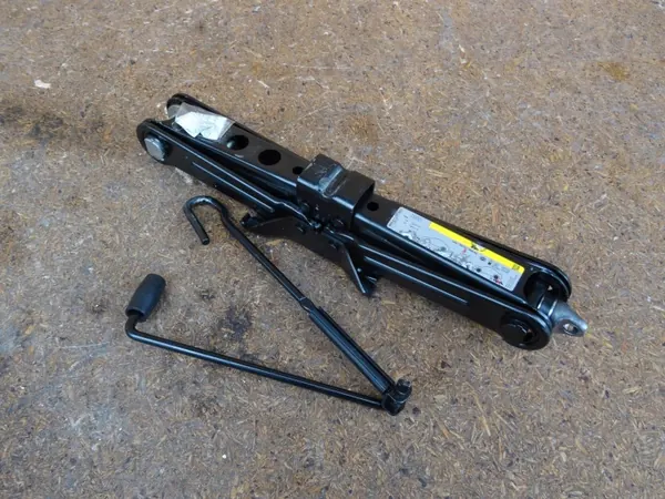 OEM 8W0011031 Reserverad-Wagenheber-Halterung image 3