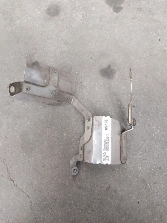 AUDI Q7 4M Escudo Térmico Colector 057253220E image 2