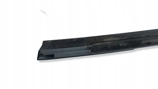 Tesla Model Y 2023 Achterruitlijst OEM AMD228323 image 5