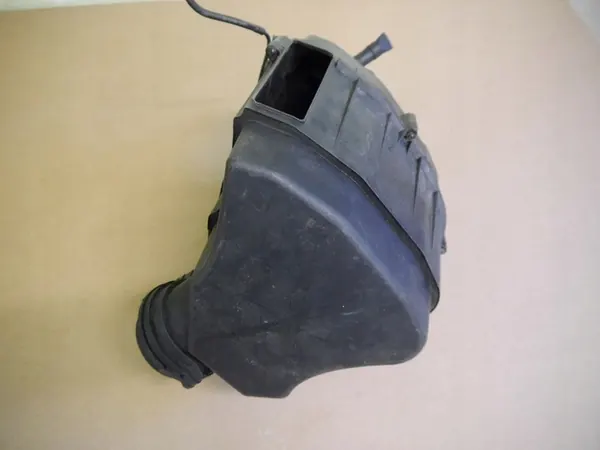 AUDI A8 D3 Ilmansuodattimen Kotelo 4E0129620C image 2