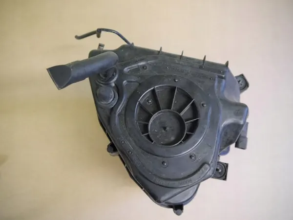 AUDI A8 D3 Ilmansuodattimen Kotelo 4E0129620C image 3