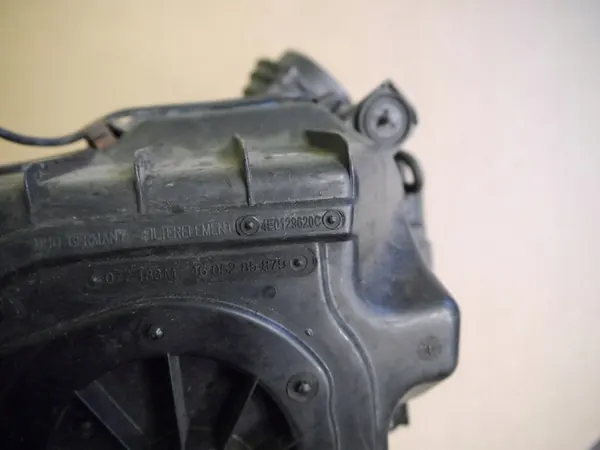 AUDI A8 D3 Ilmansuodattimen Kotelo 4E0129620C image 4