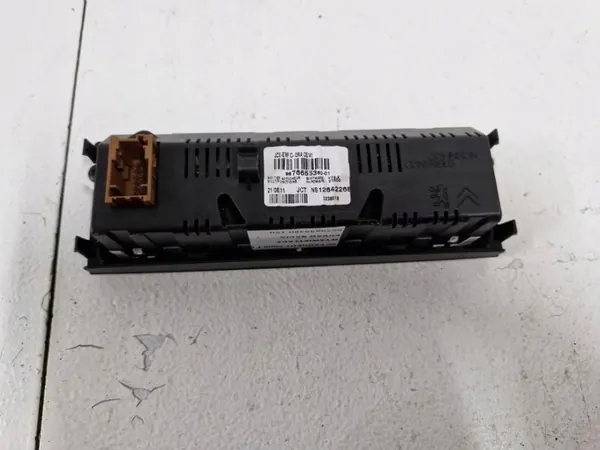 Peugeot 5008 I Radio Display OEM 9676655380 - Gebruikt image 5