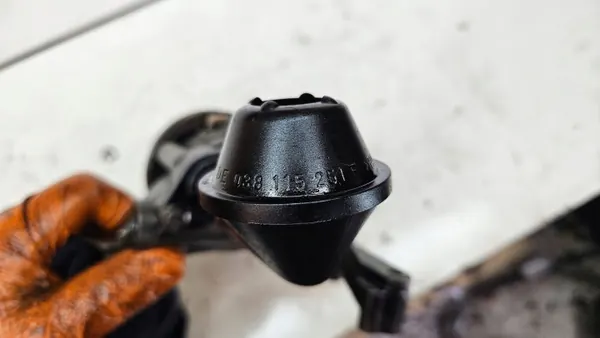 Bomba de óleo OEM 03L115105B para VW Golf 6 1.6 TDI image 7