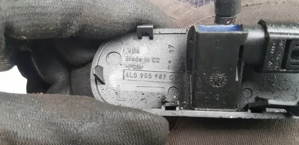 Front Windshield Washer VW PASSAT B6 4L0955988C image 2