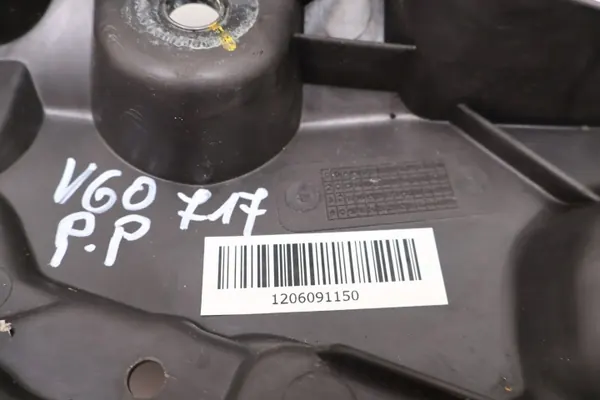 Volvo V60 II oikea lokasuojan kiinnike OEM 31468232 image 7