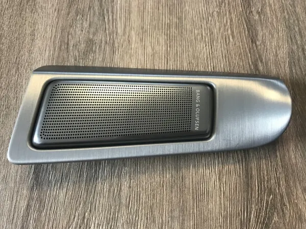 VW Audi Kaiutinkansi OEM 8K0011031G IZAS7S image 3