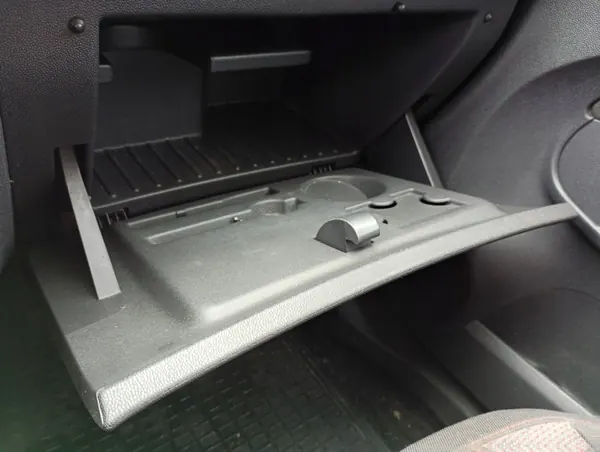 Opel Corsa D Passagerarhandskfack OEM MM-0503-17 image 3