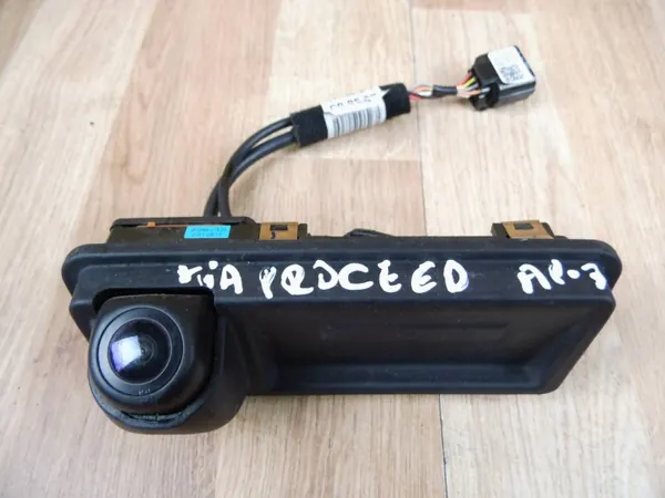 Cámara trasera Kia OEM 99241-J7350 Usada image 2