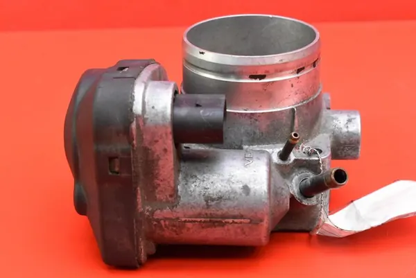 Corpo de borboleta Audi A4 B6 1.6 8V 2000-2005 06B133062D image 2