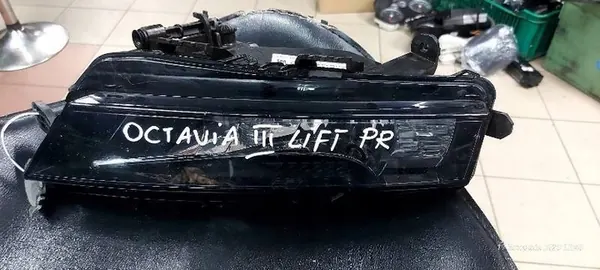 Farol Halógeno Direito Octavia III Lift image 1