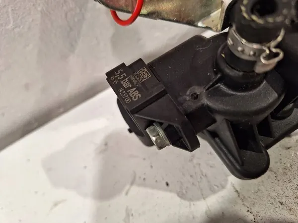 Opel Meriva B Injectoren 55241718 image 6